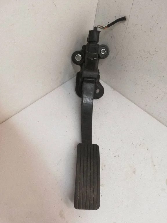 Accelerator throttle pedal – Mitsubishi Outlander (2007-2012)