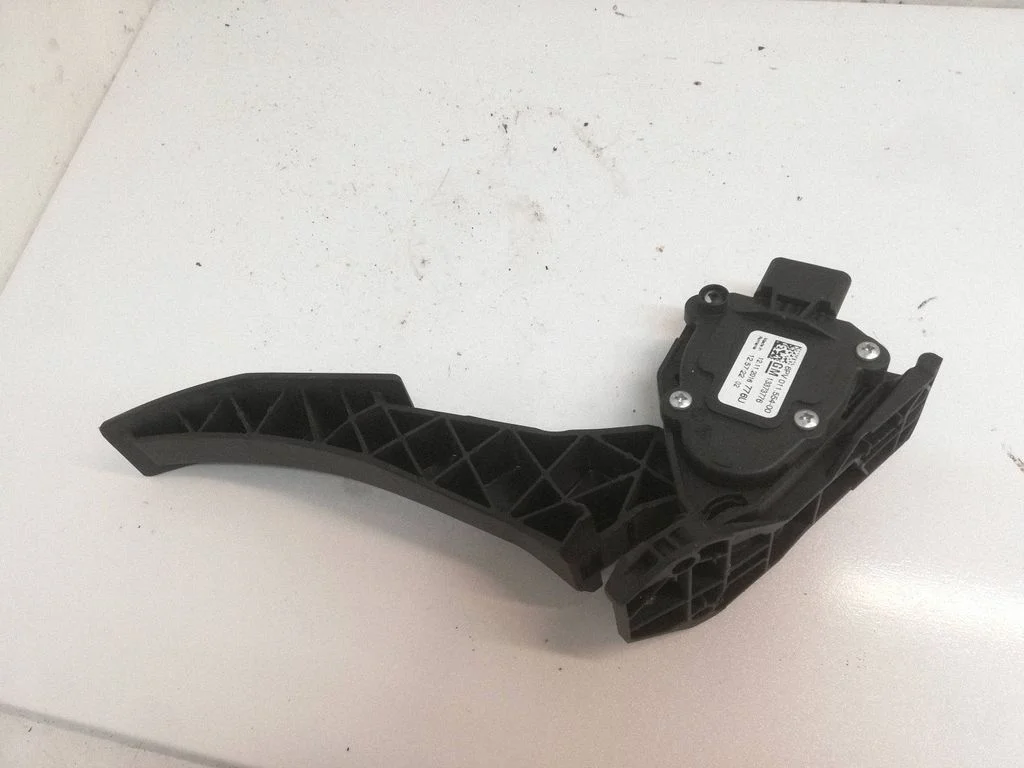 Accelerator throttle pedal – Opel Astra K (2015-2021)