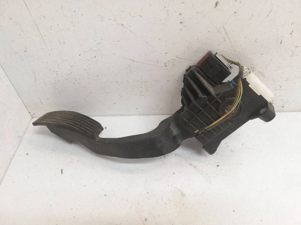 Accelerator throttle pedal – Opel Corsa D (2006-2014)
