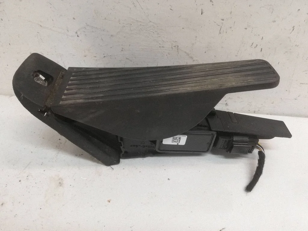 Accelerator throttle pedal 32269124