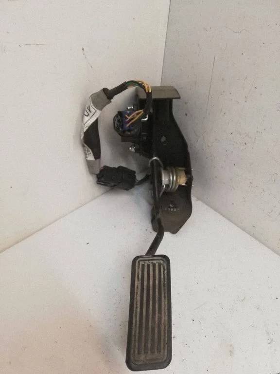 Accelerator throttle pedal – Toyota Corolla Verso AR10 (2004-2009)