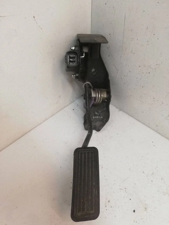 Accelerator throttle pedal
