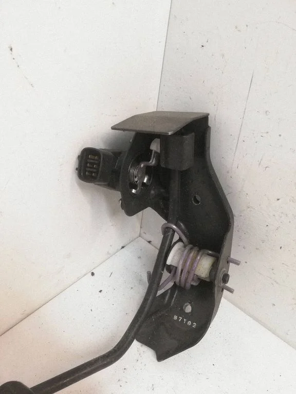 Accelerator throttle pedal