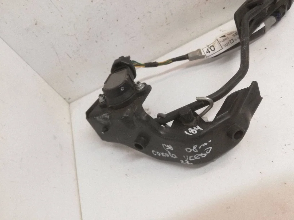 Accelerator throttle pedal