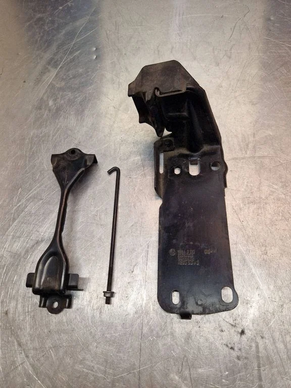 Radiator support slam panel bracket – BMW 3 Series E90 E91 (2005-2012)