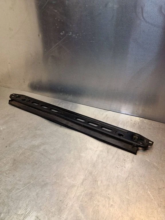 Radiatoru paneļa kronšteins 31368100