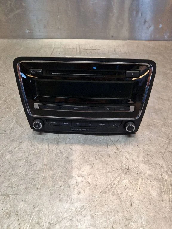 Radio, odtwarzacz CD/DVD, nawigacja 3T0035161K