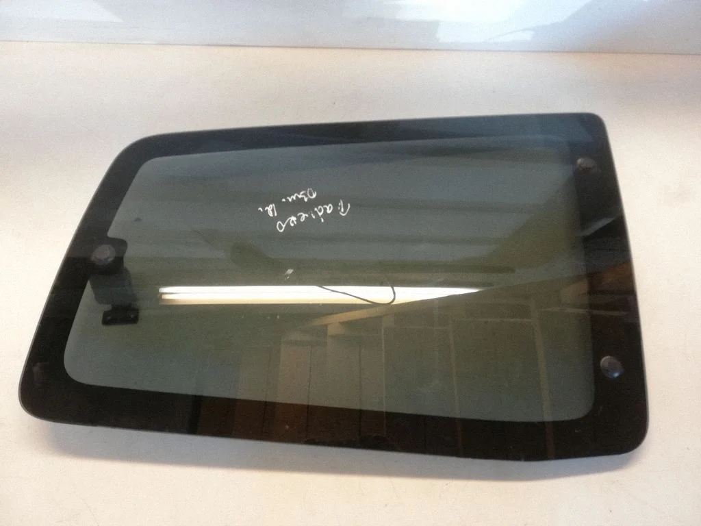 Rear side window – Mitsubishi Pajero Sport I (1996-2008)