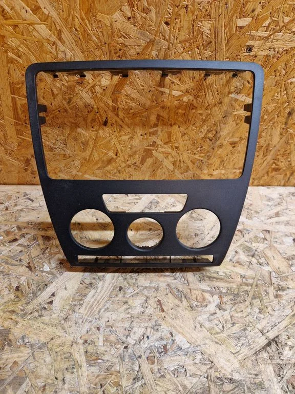 Radio/GPS head unit trim 1Z0858069