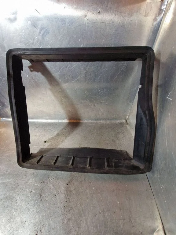 Radiator trim 215594001R