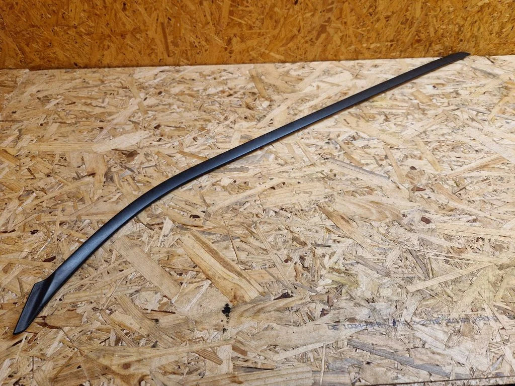 Windshield trim AM51R03194