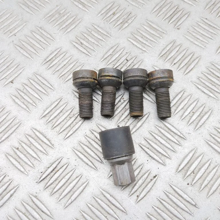 Anti-theft wheel nuts and lock – Mercedes-Benz C-Class W205 (2014-2021)