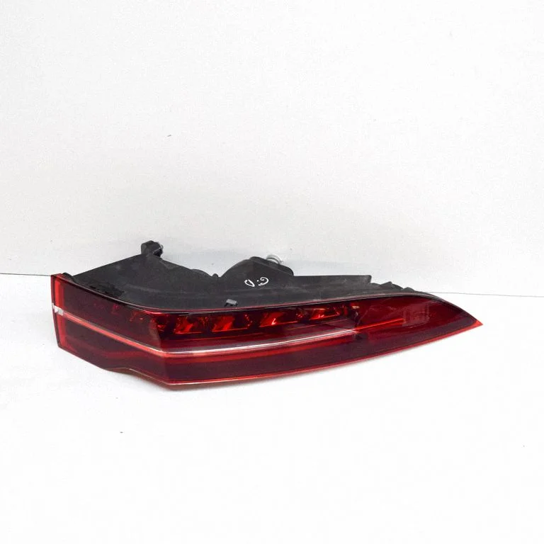 Lampa tylna w błotniku J9D313404CC