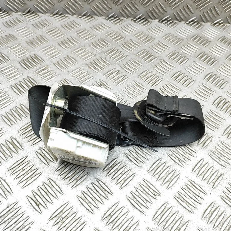 Rear seatbelt – Volkswagen Amarok (2010-2020)