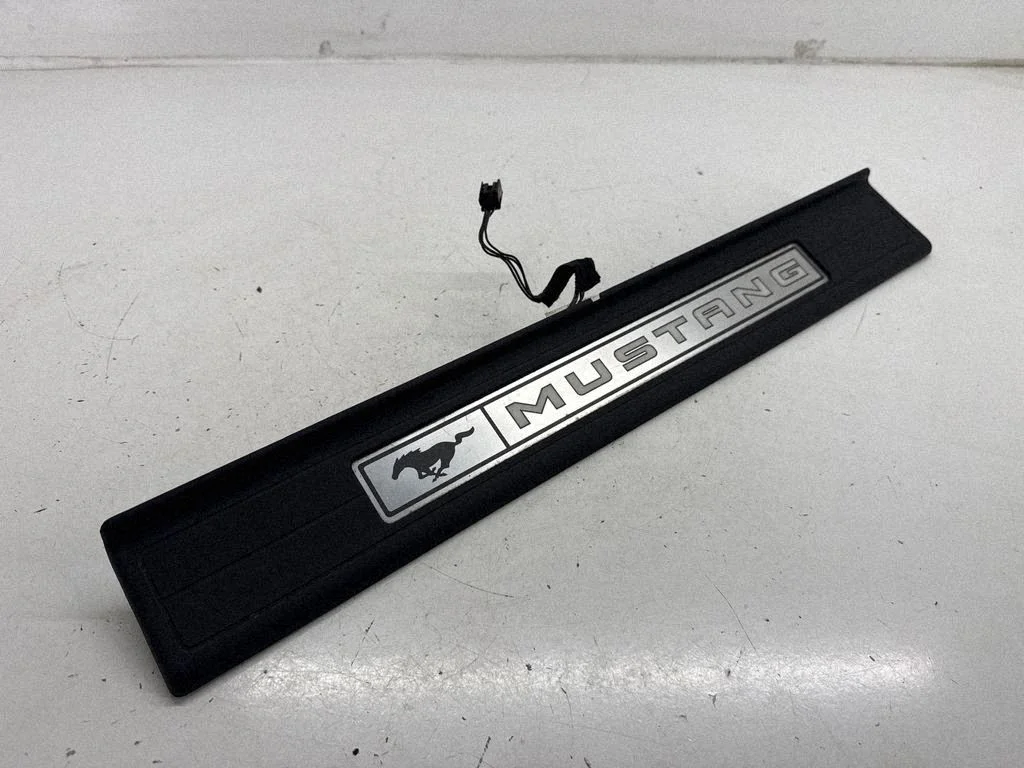 Front sill trim cover FR3B6313222CHW