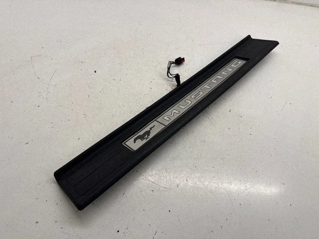 Front sill trim cover FR3B6313222CHW
