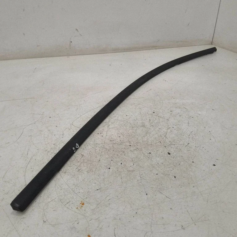 Rear glass trim – Volkswagen Touran II (2010-2016)