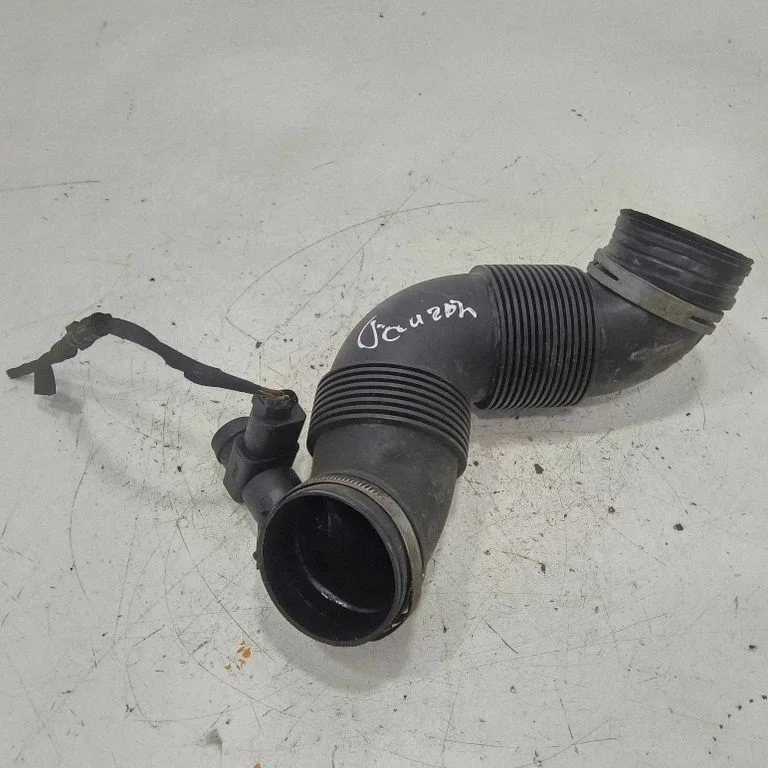 Air intake hose/pipe – Volkswagen Touran II (2010-2016)