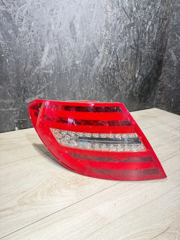 Lampa tylna w błotniku 2049060403