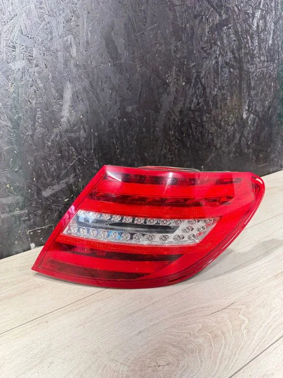 Lampa tylna w błotniku 2049060603