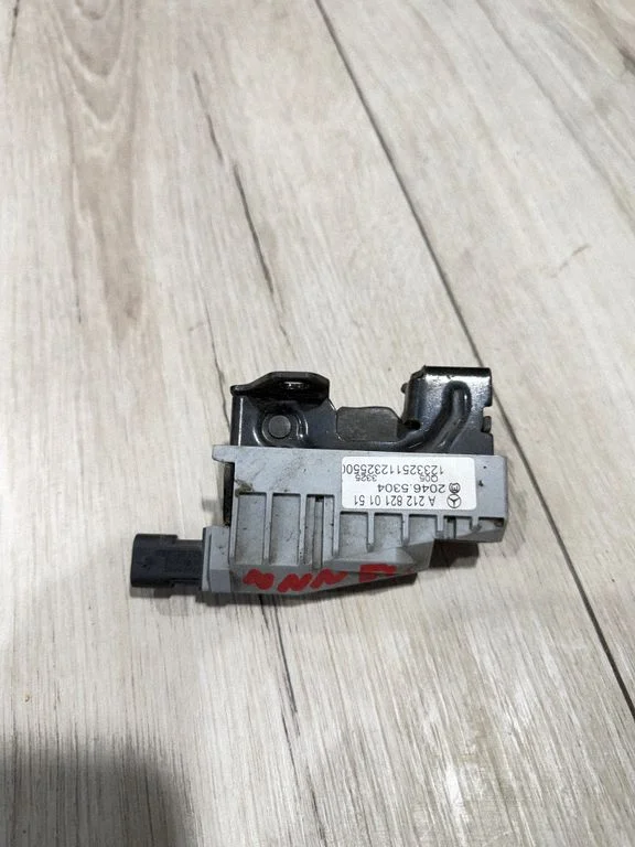 Engine bonnet/hood lock/catch – Mercedes-Benz C-Class AMG W204 (2007-2014)