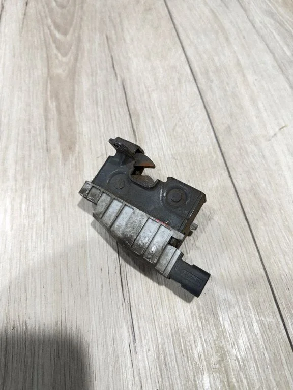 Engine bonnet/hood lock/catch – Mercedes-Benz C-Class AMG W204 (2007-2014)