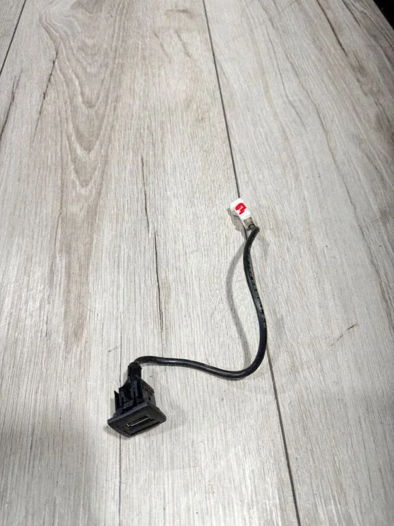 USB socket connector – Mercedes-Benz C-Class AMG W204 (2007-2014)
