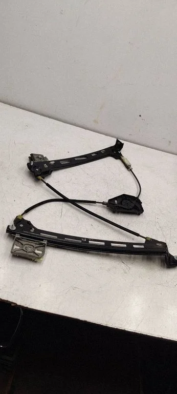 Front window lifting mechanism without motor – Volkswagen Passat CC (2008-2016)