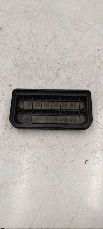 Quarter panel pressure vent 3C0819465
