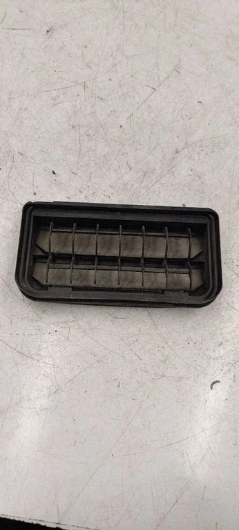 Quarter panel pressure vent 3C0819465