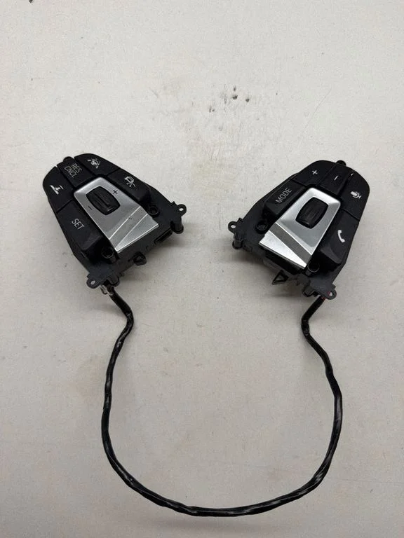 Steering wheel buttons/switches S2T4072T