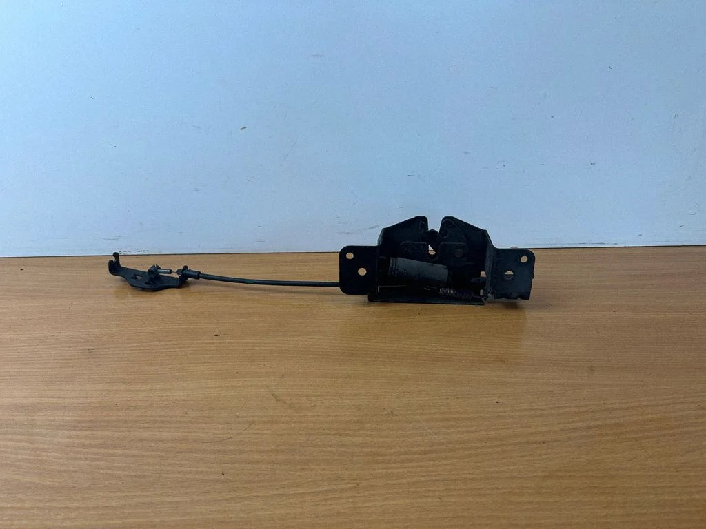 Mootorikapoti lukk
