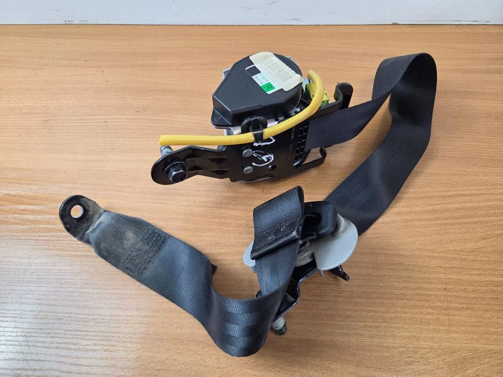 Rear seatbelt 89820F1000