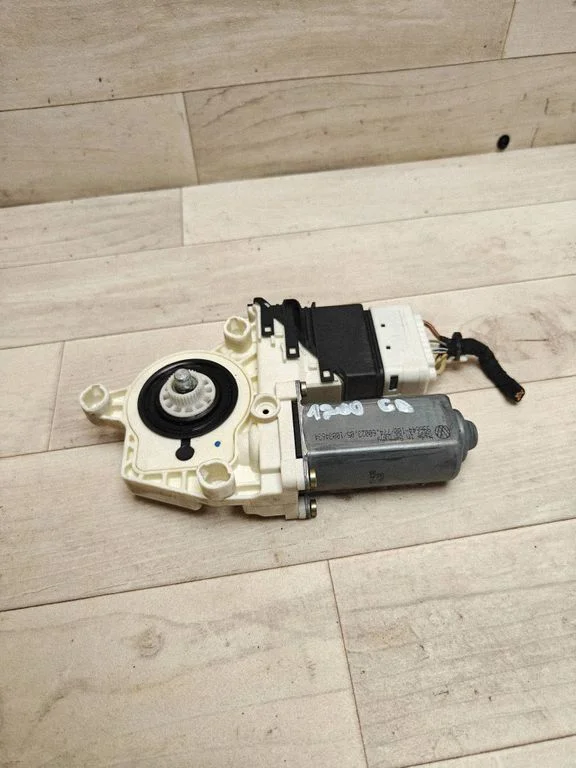Rear door window regulator motor – Volkswagen Touran I (2003-2010)