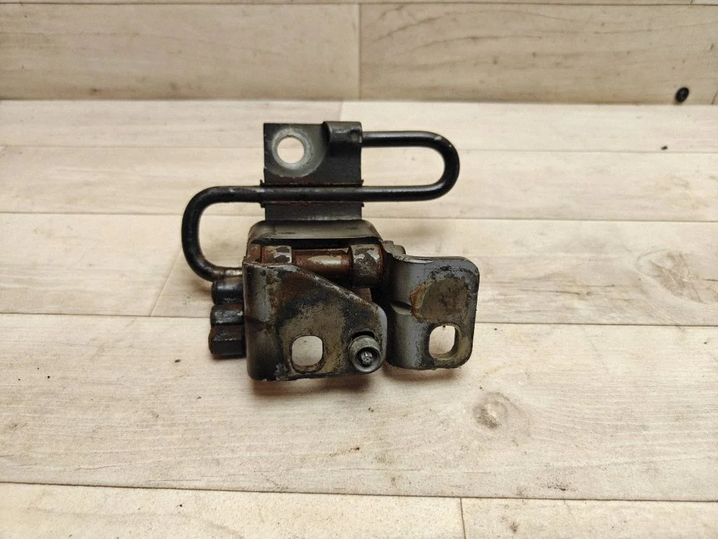 Front door lower hinge – Volkswagen Golf Plus (2005-2013)