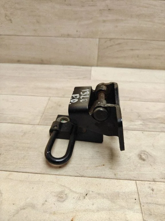 Front door lower hinge – Volkswagen Golf Plus (2005-2013)