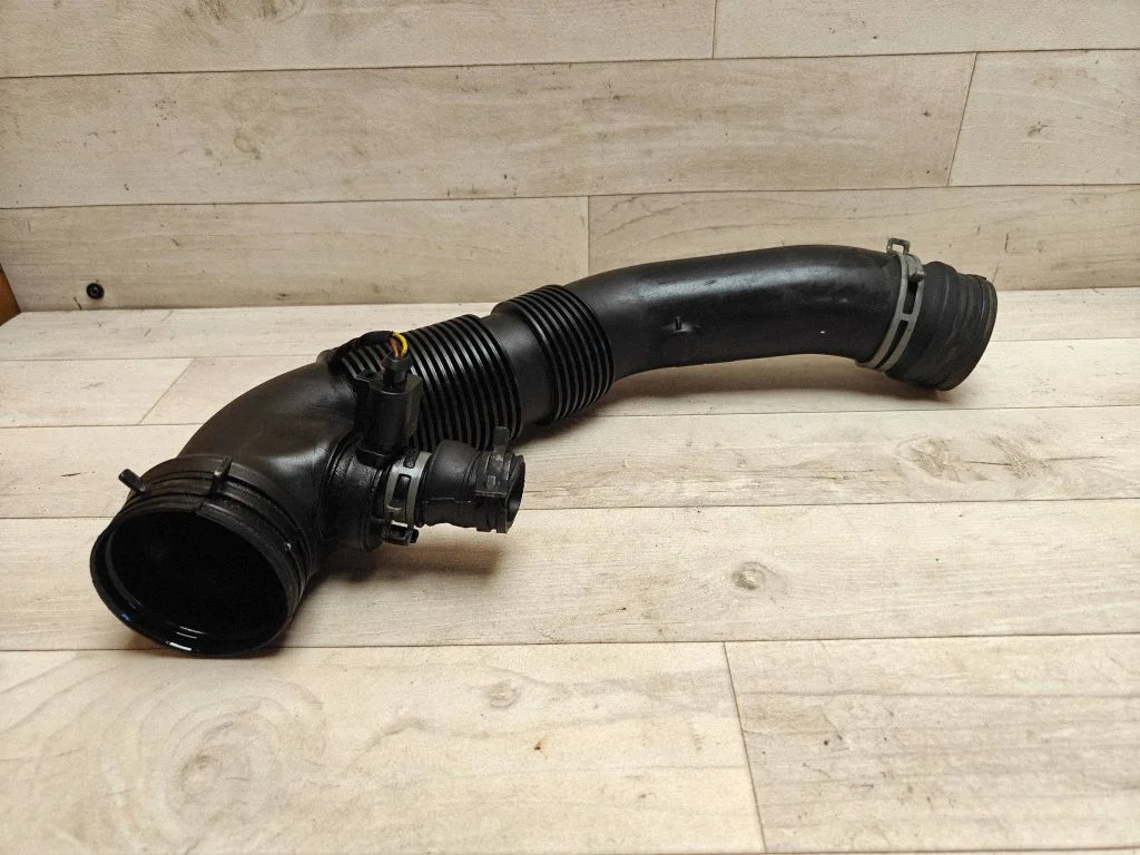 Air intake hose/pipe 1K0129684