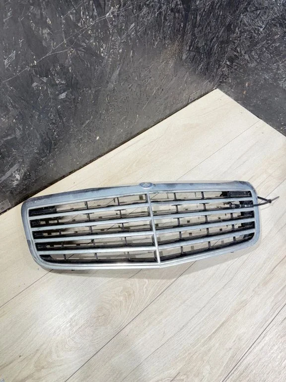 Front grill – Mercedes-Benz E-Class W211 (2002-2009)