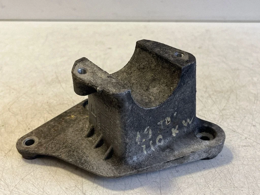 Engine mounting bracket 7M3145961G