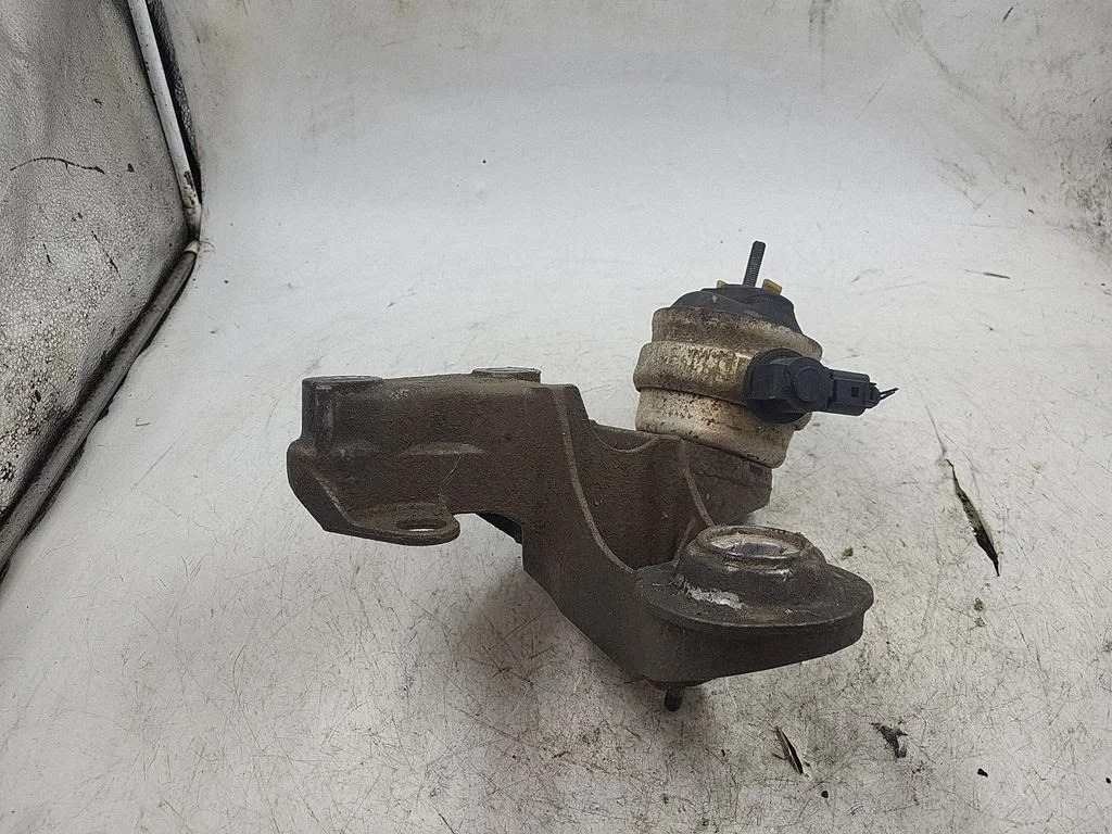 Mootori kinnituskronstein 8E0199351