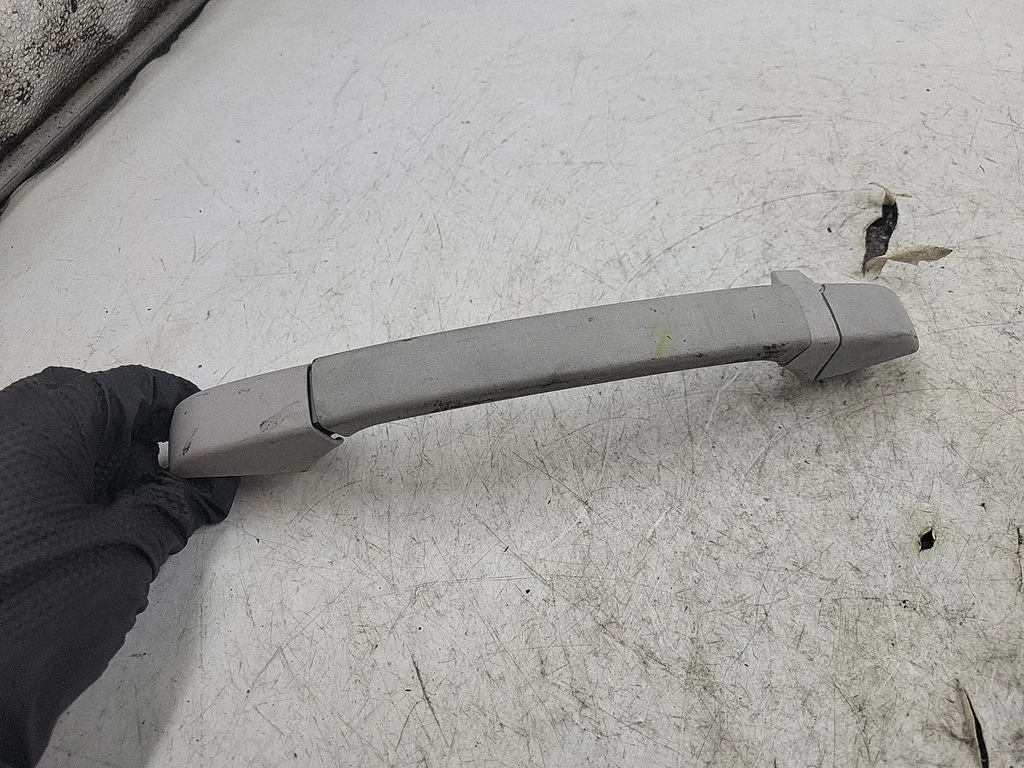 Rear interior roof grab handle 8231324