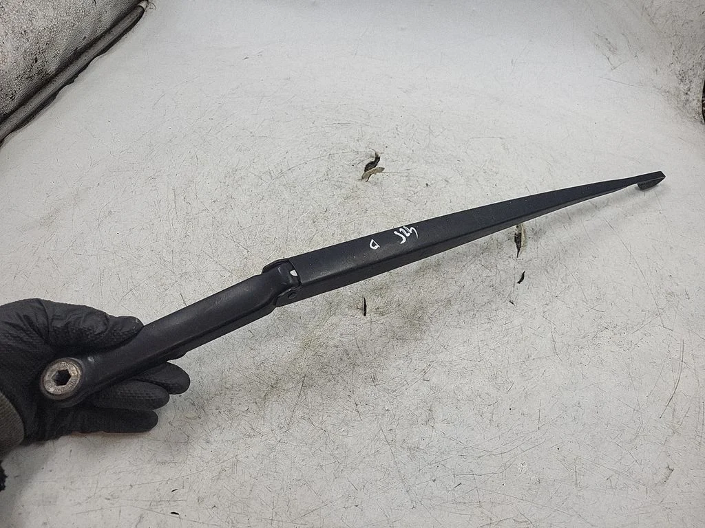 Front wiper blade arm – front right