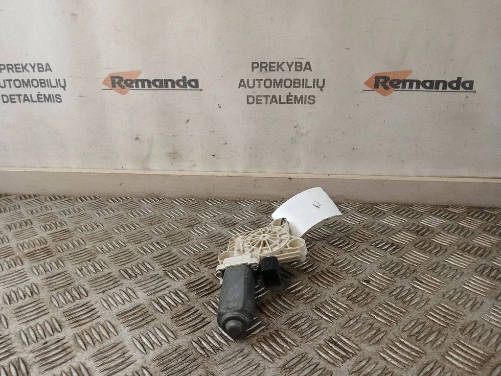 Aizmugurējā loga pacēlāja motoriņš A2118202342