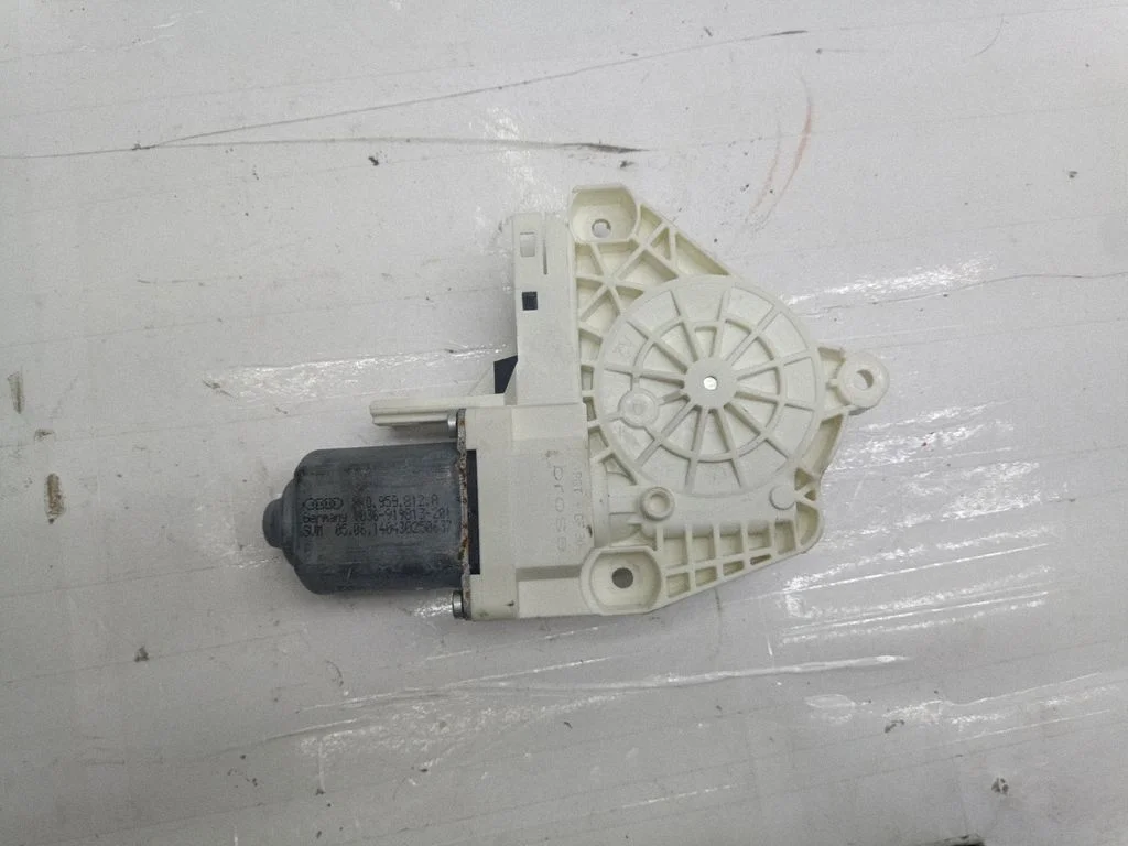 Rear door window regulator motor – Porsche Cayenne (92A) (2010-2017)