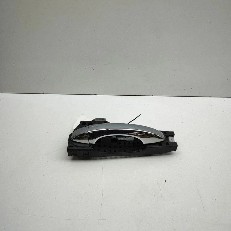 Esiukse välimine käepide 8T0837885B