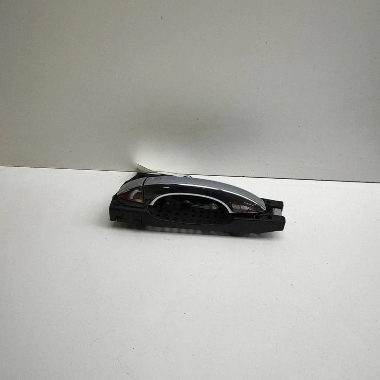 Esiukse välimine käepide 8R0837207