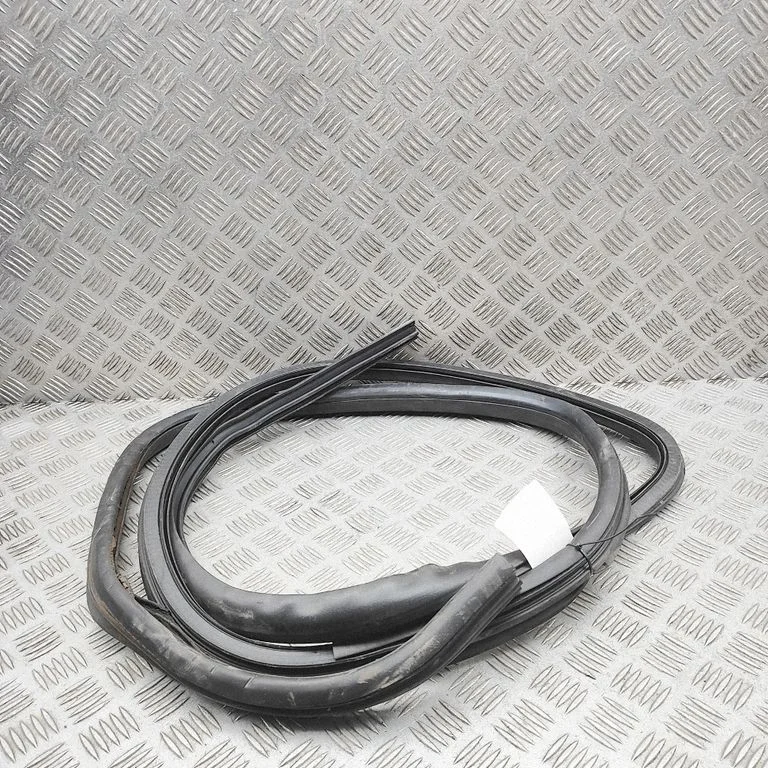 Rubber seal front door (on door) 7E0837912B