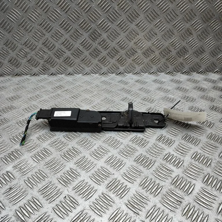 Tagaluugi lukk 4F9827383G