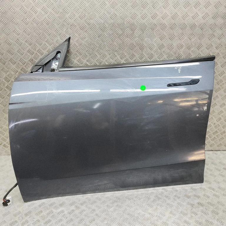 Esiuks – Tesla Model Y (2020-)
