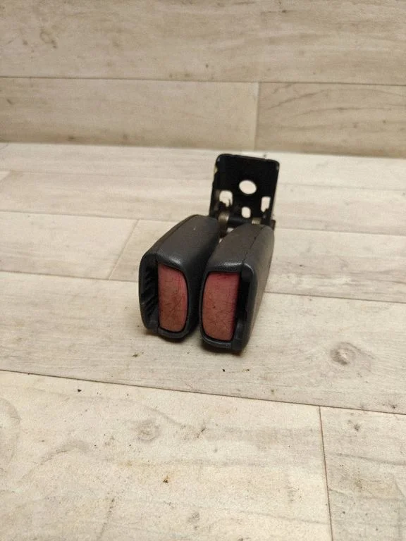 Rear seatbelt buckle 9156906